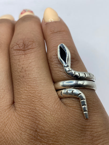 Anillo escultural de plata en Taxco, marcado con Quinto .925, sobre fondo oscuro