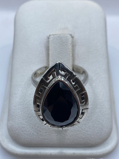 Anillo de plata ajustable con circonia negra facetada en diseño geométrico prehispánico