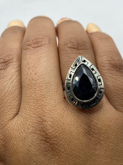 Anillo en la mano sobre fondo blanco, demostrando el brillo profundo de la circonia
