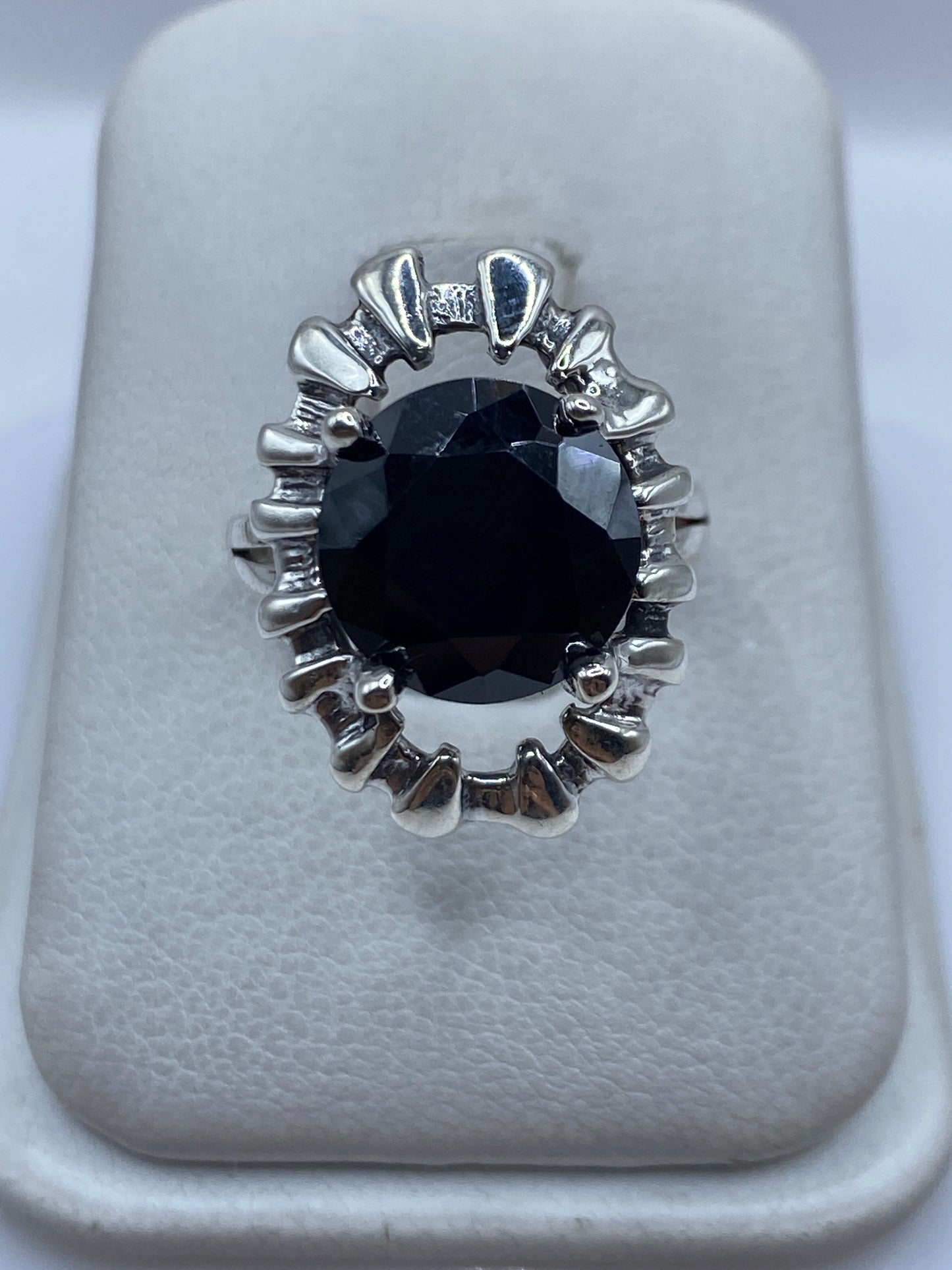 Anillo de plata con circonia negra engastada, corona de pétalos, en estuche blanco