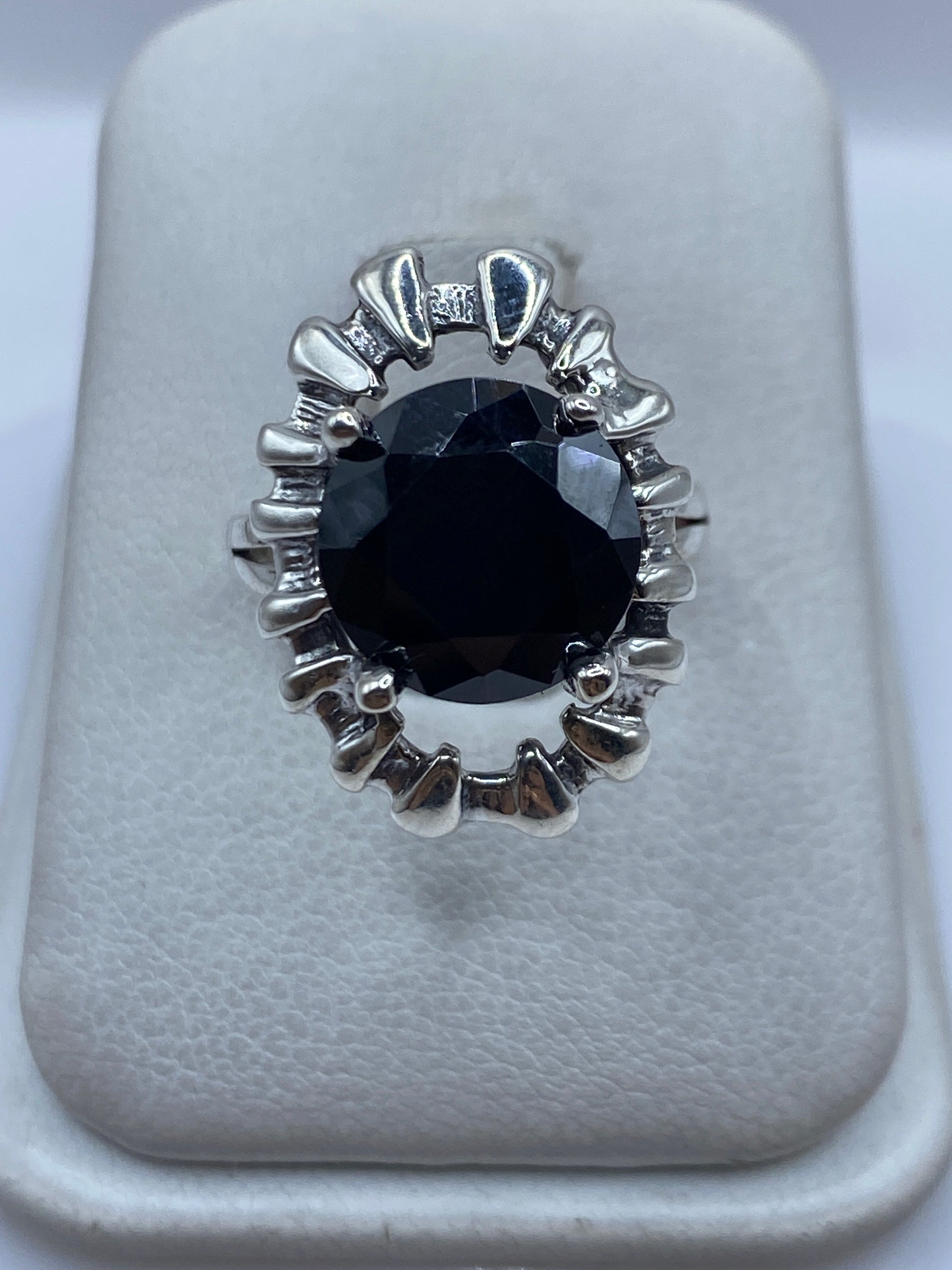 Anillo de plata con circonia negra engastada, corona de pétalos, en estuche blanco
