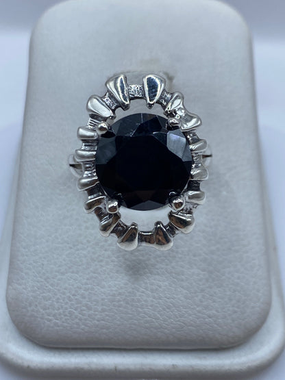 Anillo de plata con circonia negra engastada, corona de pétalos, en estuche blanco