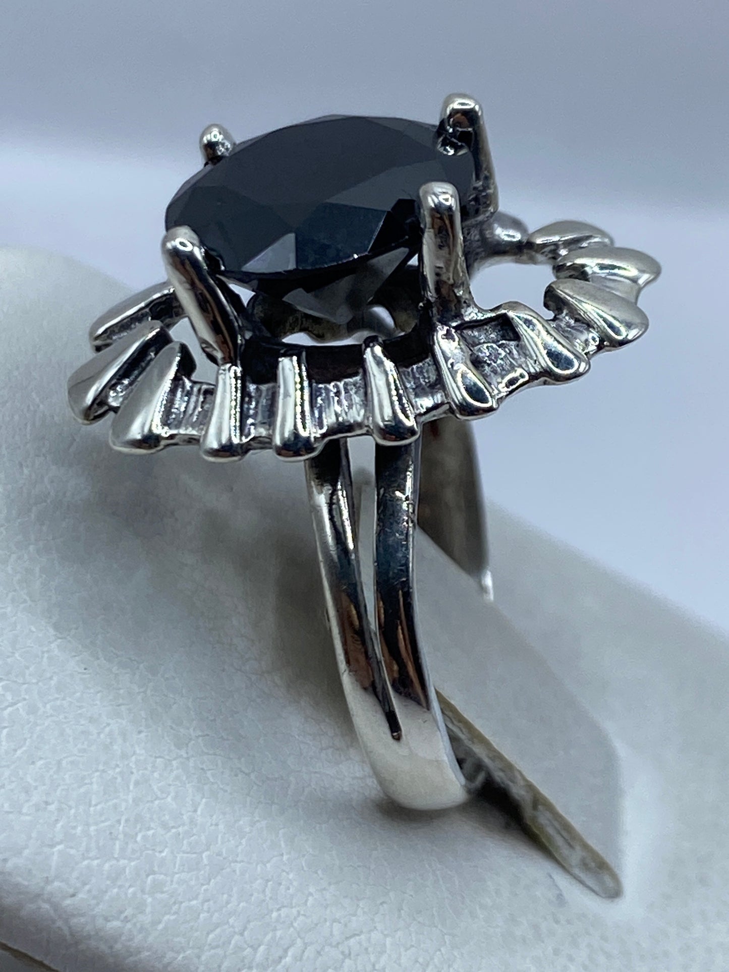 Detalle del engaste a mano de la circonia negra en plata .925
