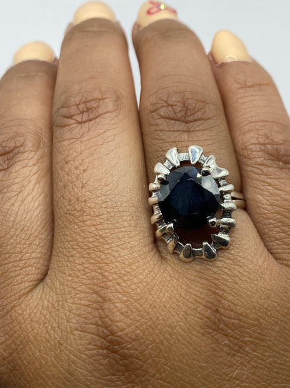 Anillo en dedo mostrando el brillo y reflejos de la circonia bajo luz natural