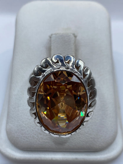 Anillo ajustable de plata .925 con circonia café facetada, ornamentación vintage en relieve