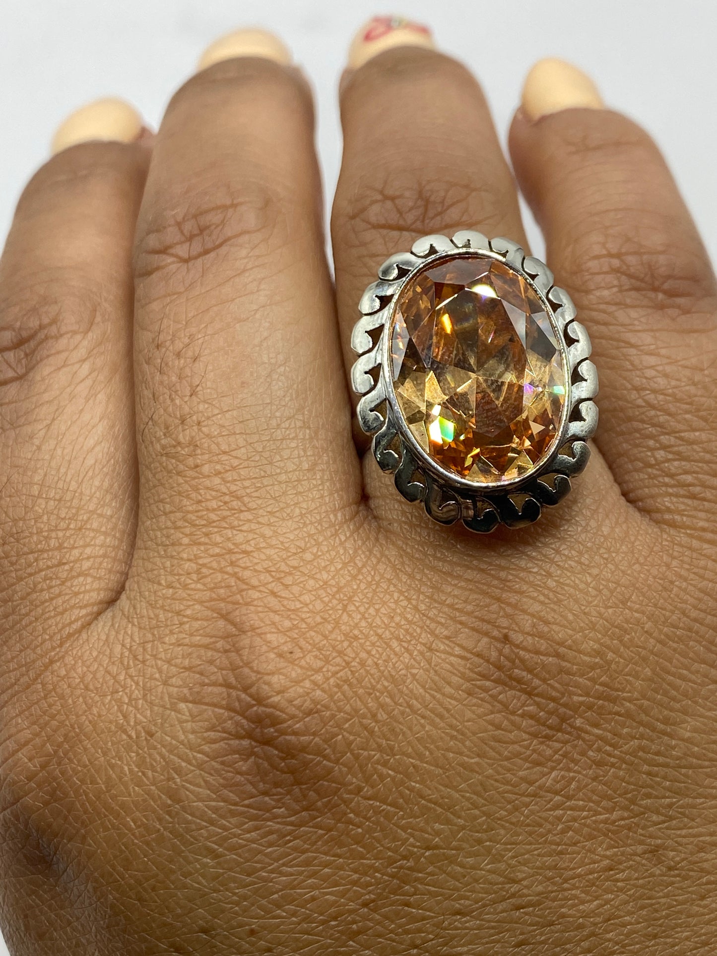 Anillo pesando 9.3g en escala de precisión, SKU ATA-RIN-000004935