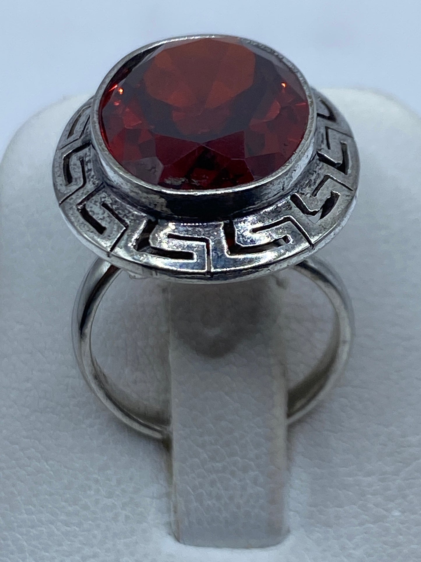 Anillo de plata .925 con circonia roja facetada y marco geométrico prehispánico
