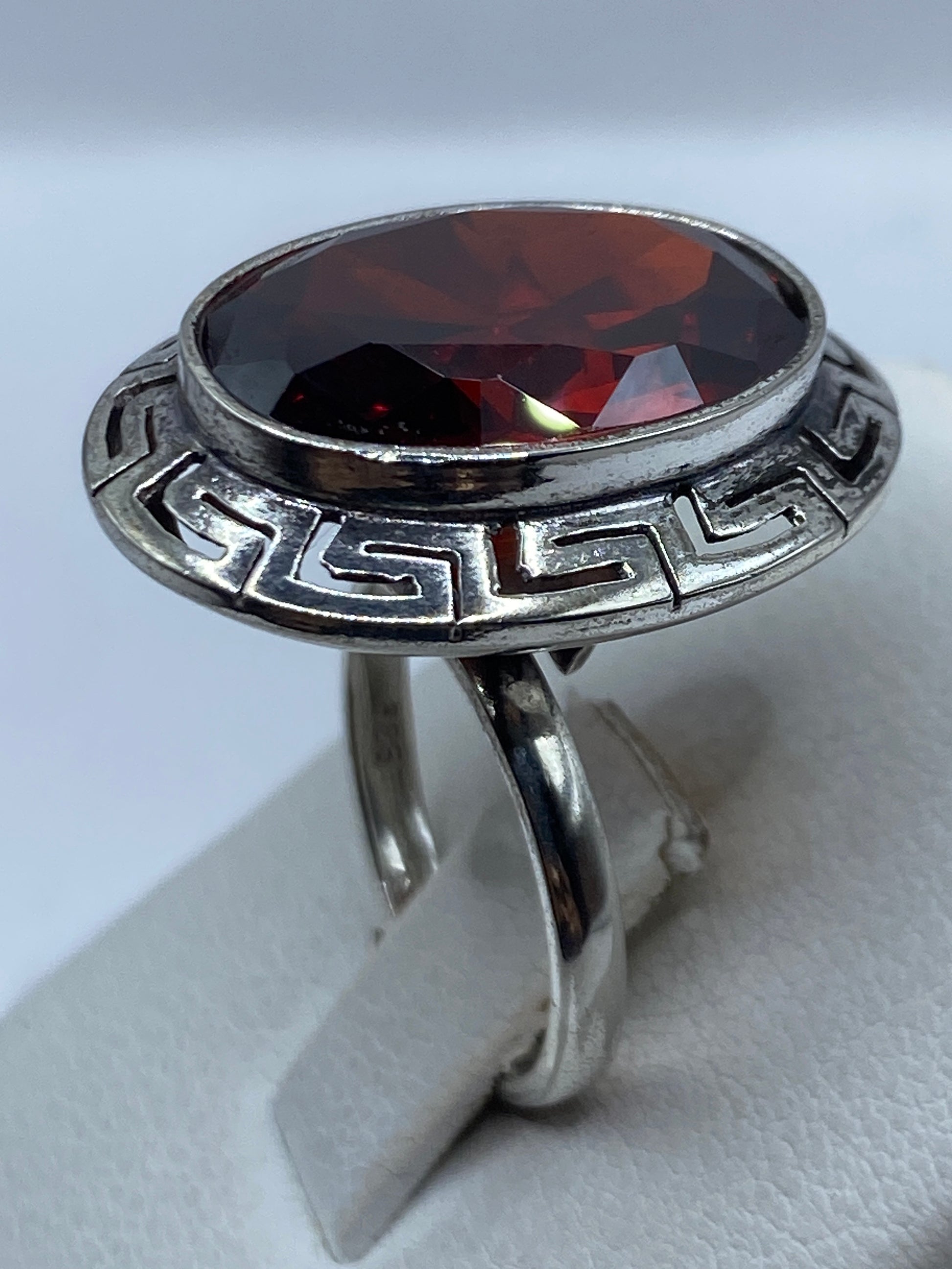 Detalle de la circonia roja brillante engastada a mano en marco de plata