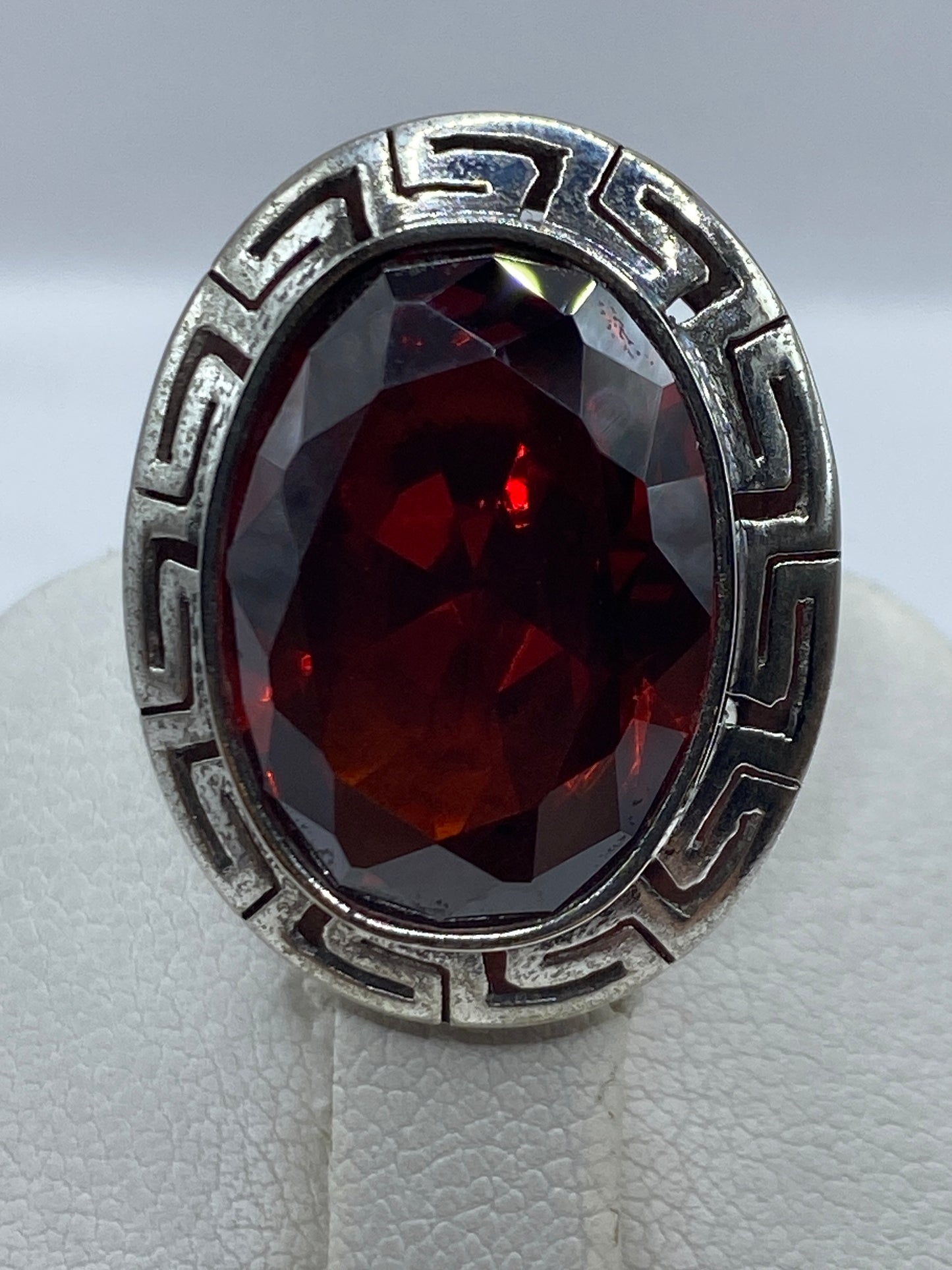 Anillo ajustable mostrando el Quinto .925 grabado en el aro interior