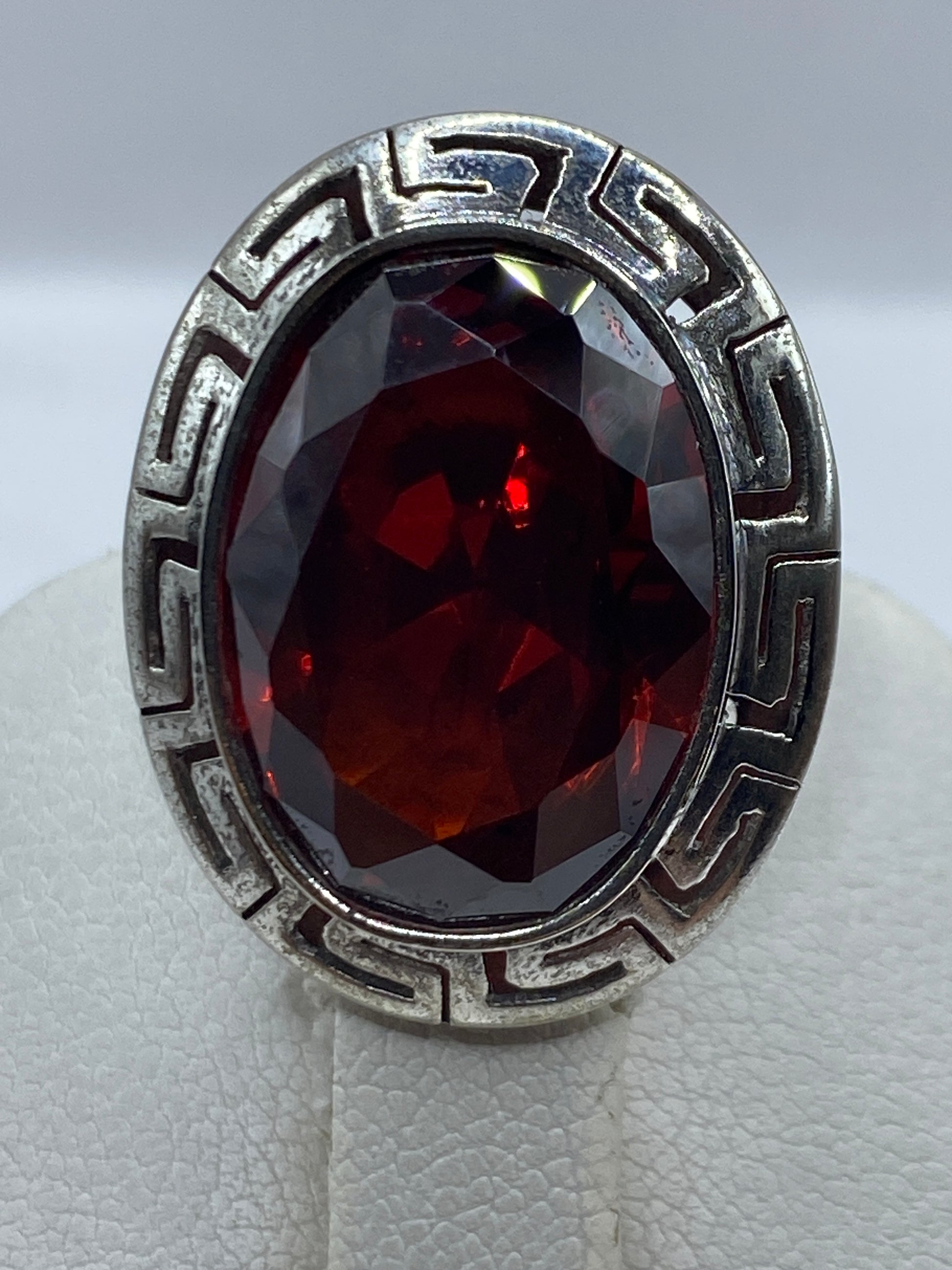 Anillo ajustable mostrando el Quinto .925 grabado en el aro interior