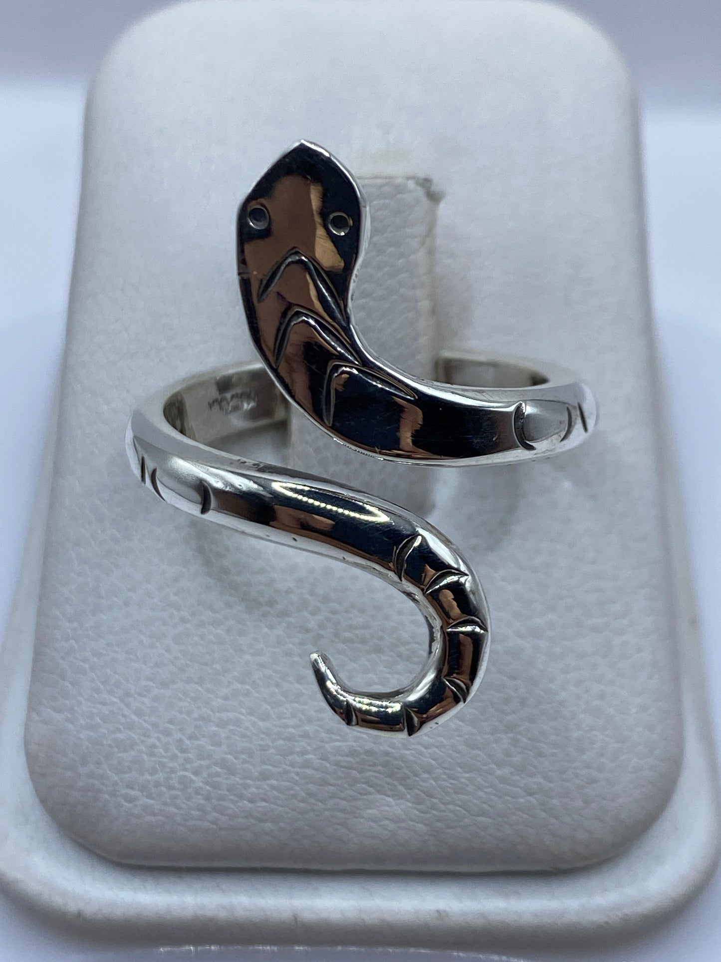 Anillo de plata serpiente ajustable envolvente en dedo de mujer