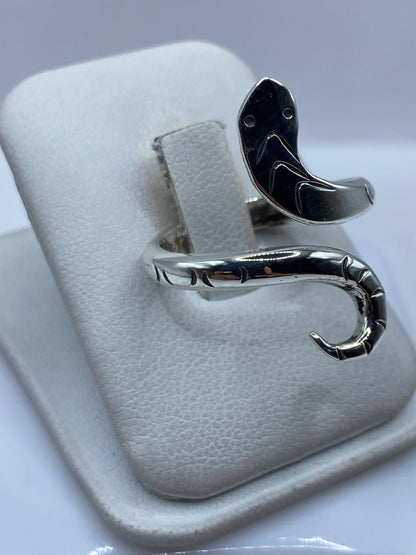 Vista lateral del anillo de plata en forma de serpiente con detalles grabados