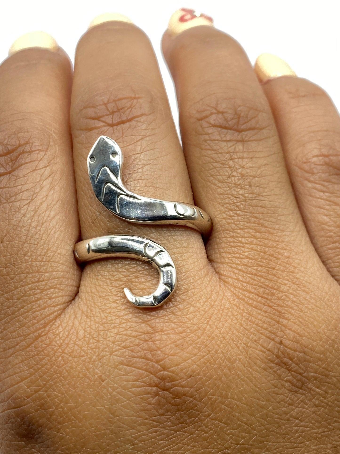 Anillo ajustable de plata .925 sobre fondo blanco mostrando el Quinto