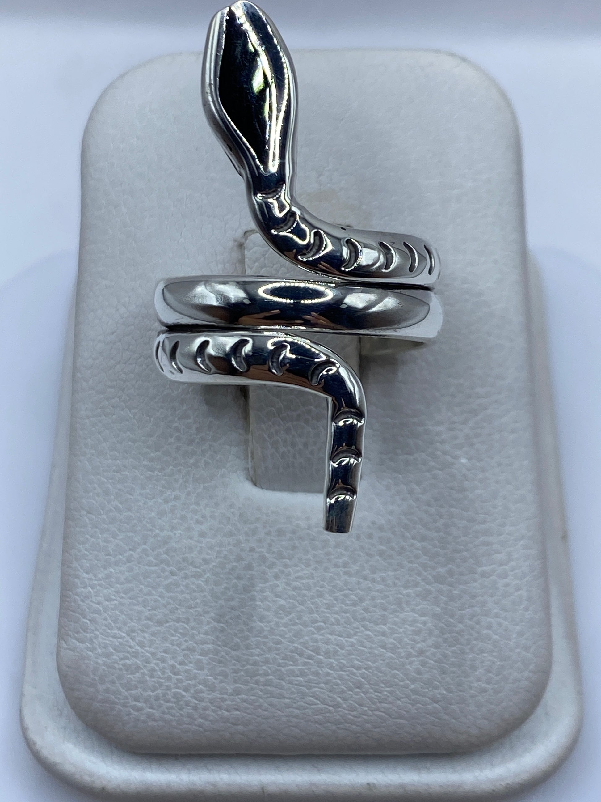 Anillo ajustable giratorio de plata .925 con bandas decoradas en estuche blanco