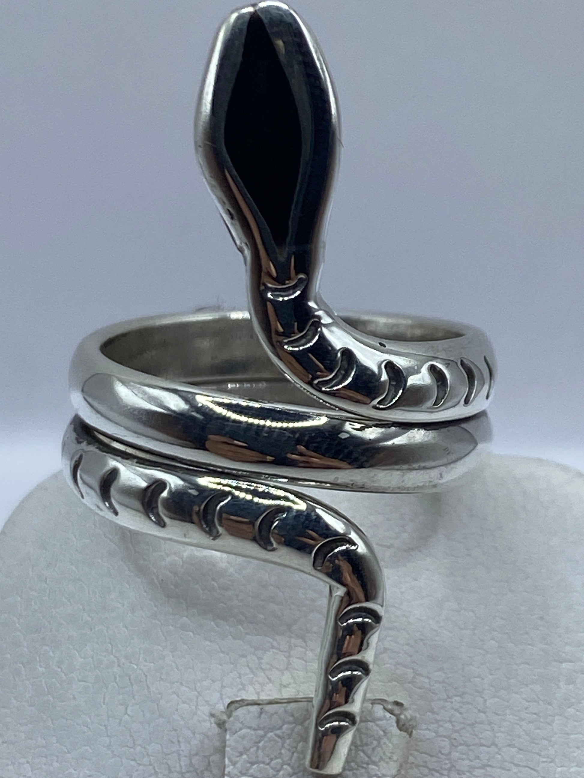 Detalle de las bandas decoradas del anillo ajustable en plata pura