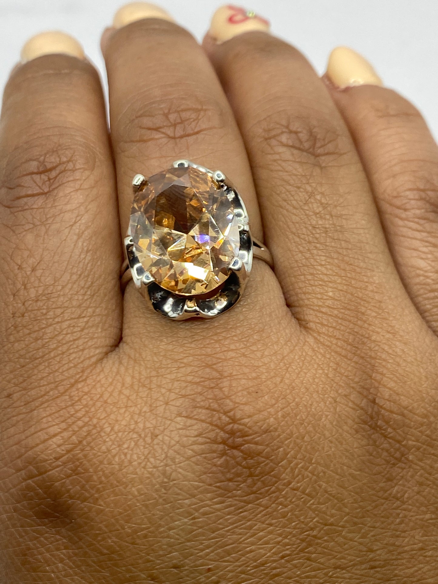 Anillo en dedo mostrando el Quinto .925 y el solitario elegante