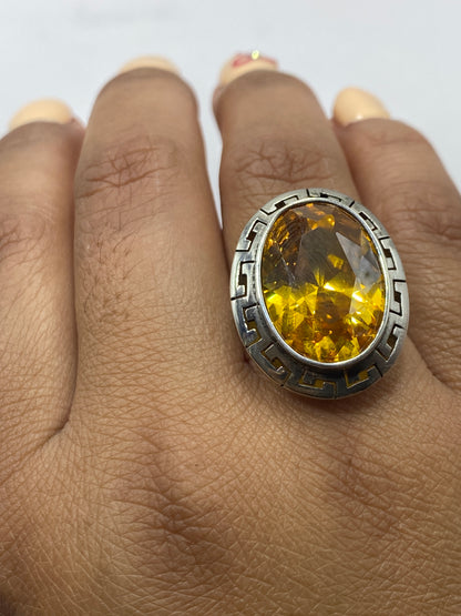 Anillo sobre fondo gris mostrando la talla ajustable y el acabado espejo