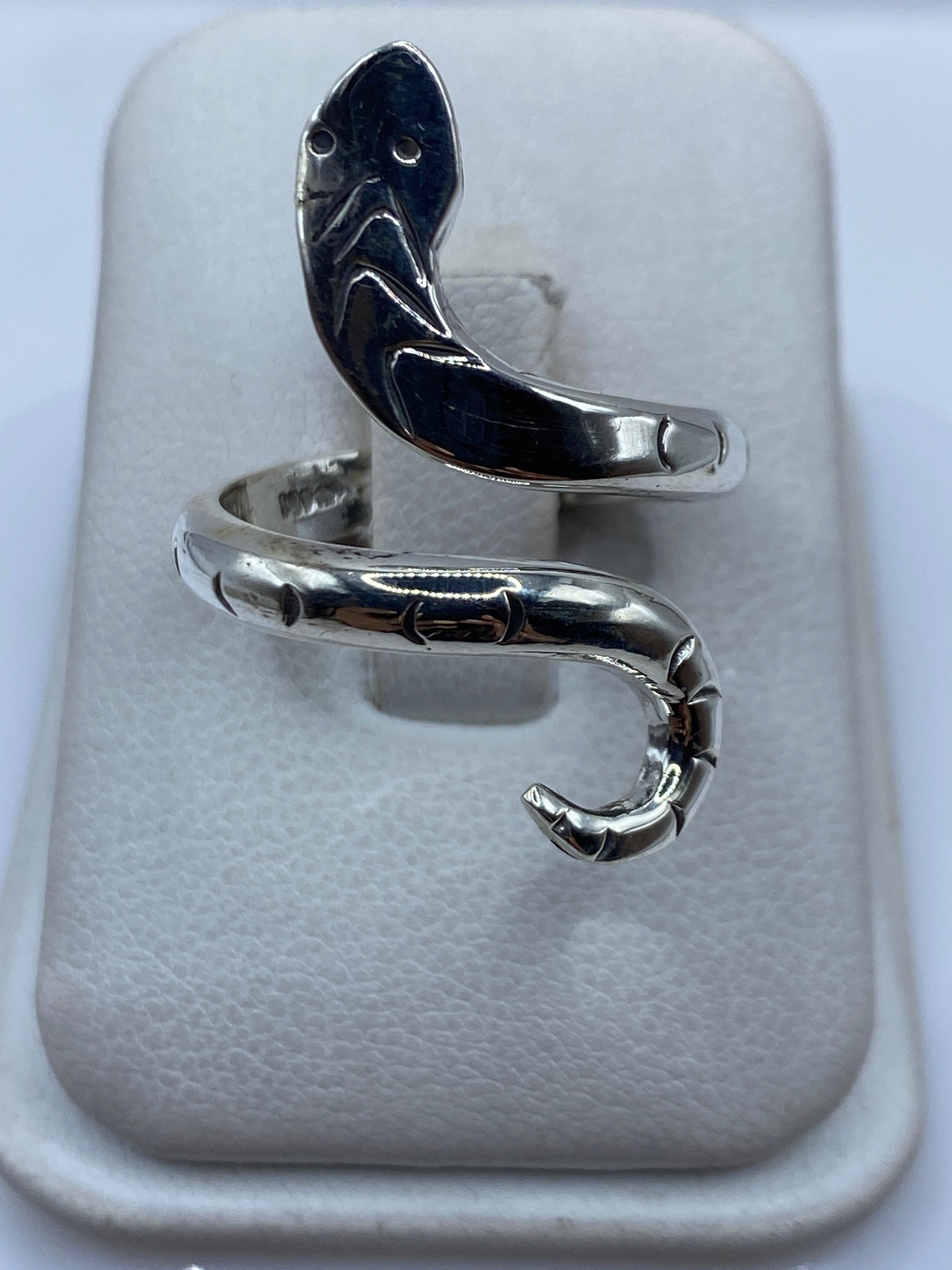 Anillo de plata ajustable con diseño de serpiente enroscada alrededor del dedo