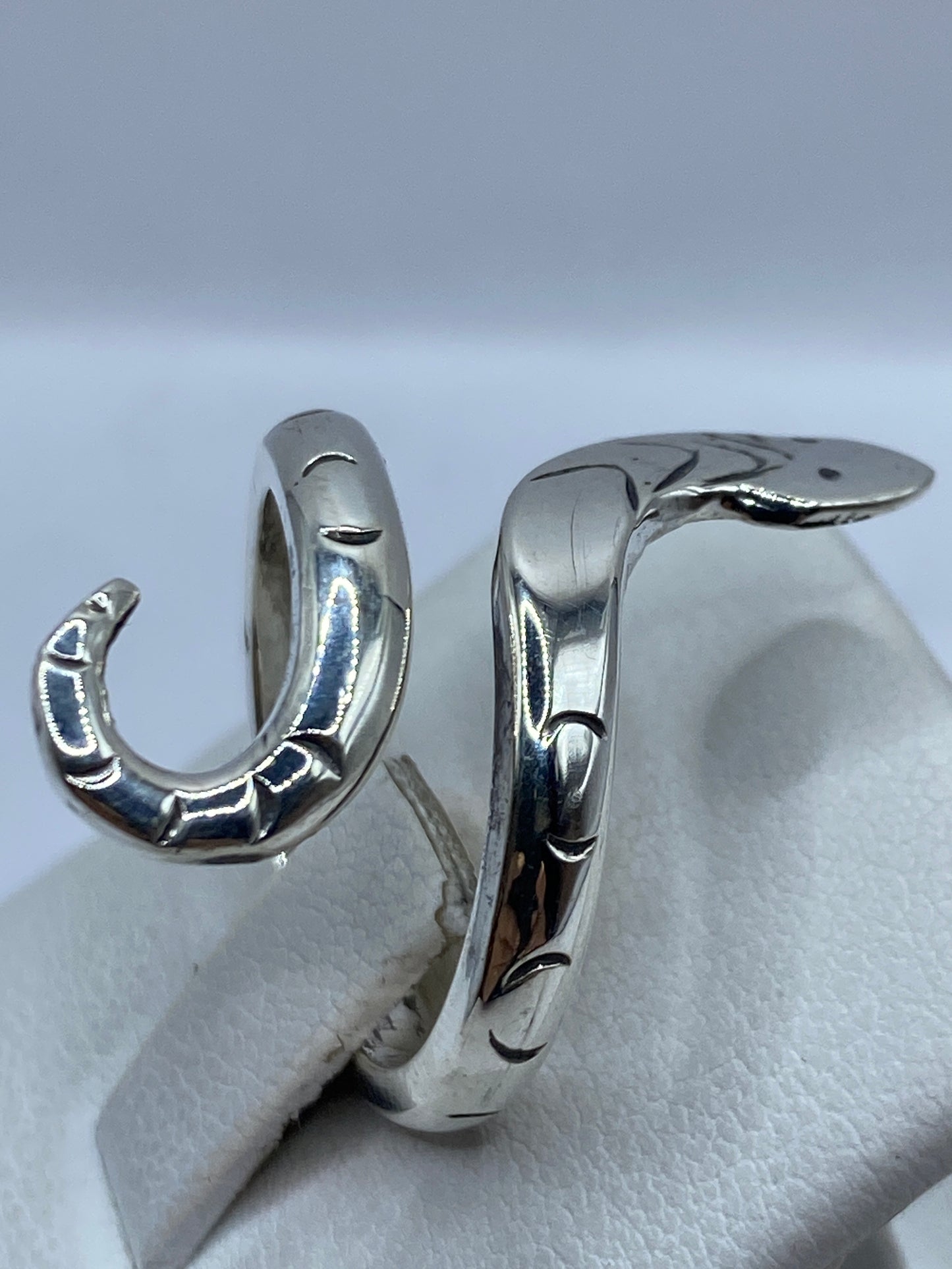 Anillo ajustable en forma de serpiente con detalle del acabado brillante