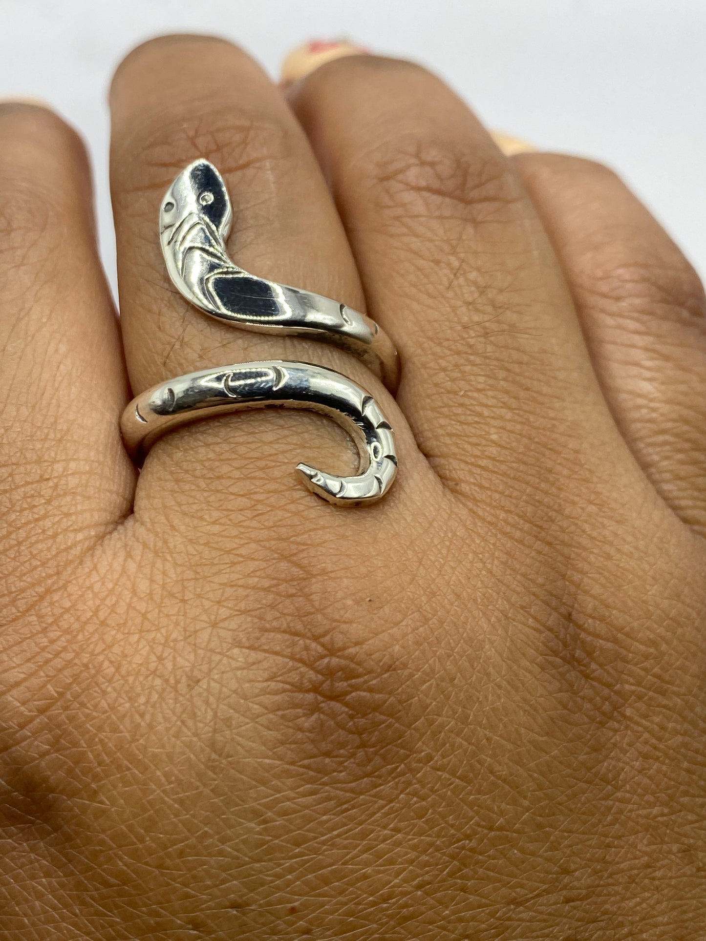 Anillo serpiente de plata .925 sobre fondo blanco — vista cenital