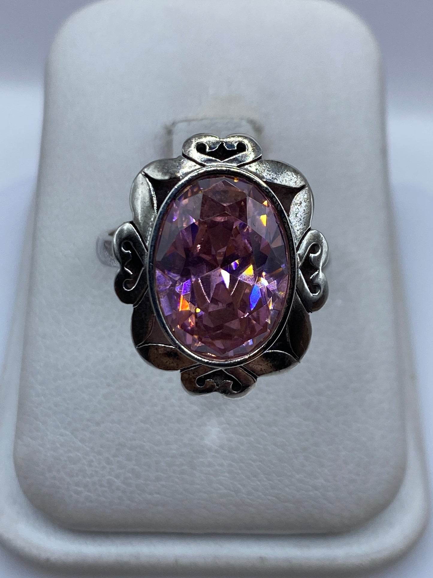Anillo ajustable de plata .925 con circonia rosa, visto en caja de presentación