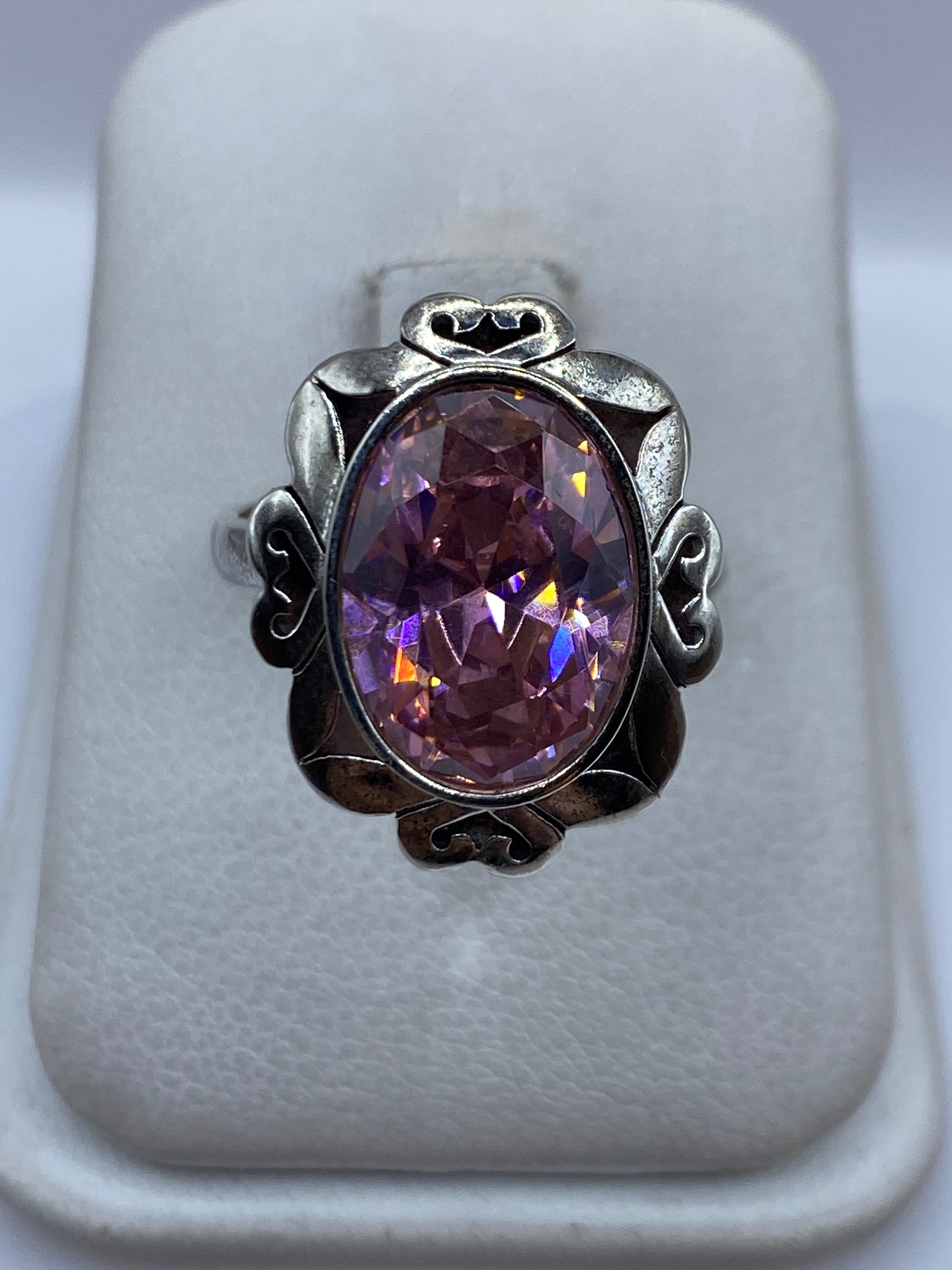 Anillo ajustable de plata .925 con circonia rosa, visto en caja de presentación