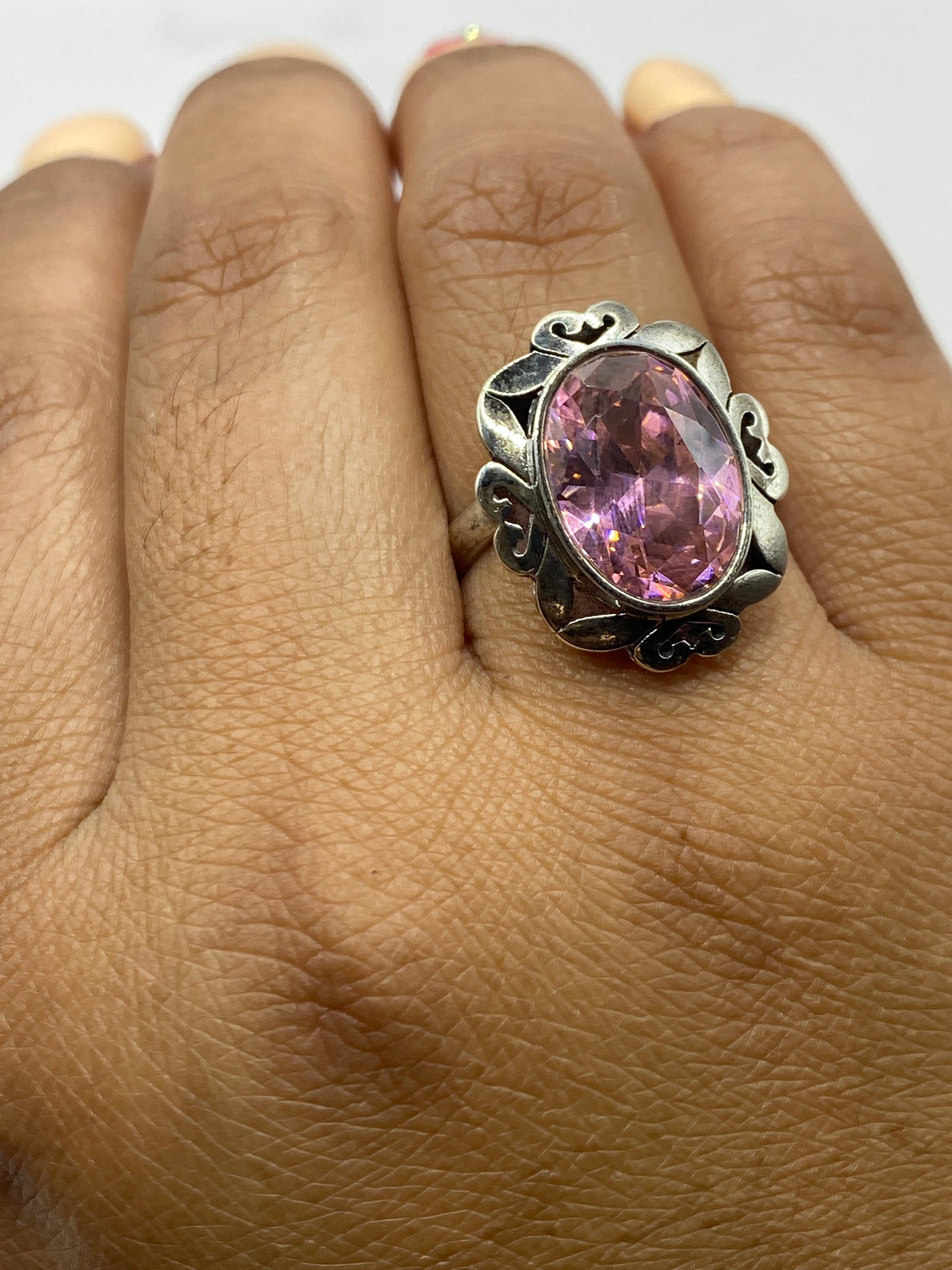 Anillo sobre la balanza mostrando el peso de 6.2 gramos y el sello .925