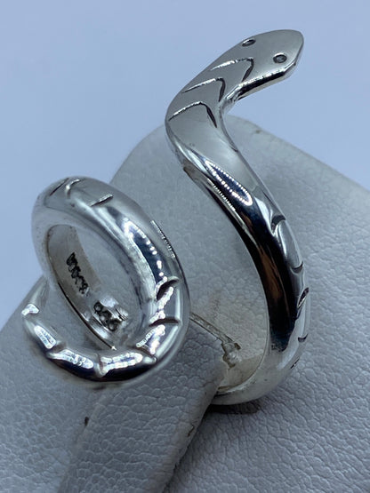 Anillo giratorio de plata .925 sobre fondo blanco con sello del Quinto
