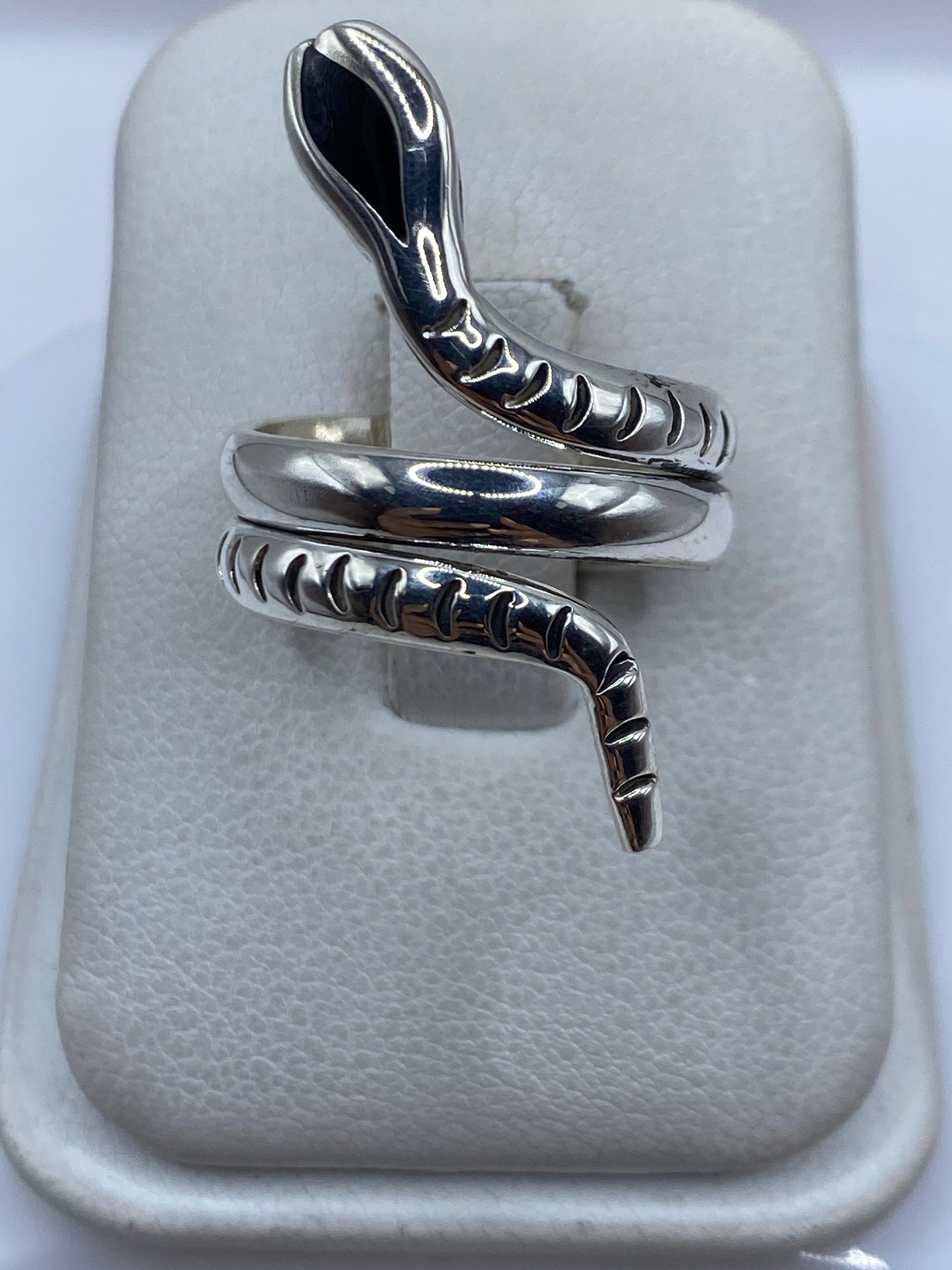 Anillo de plata serpiente ajustable envolvente en mano de mujer