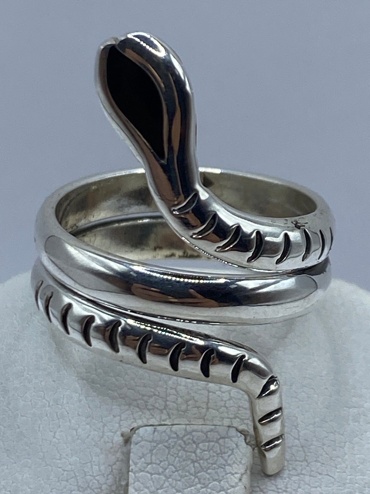 Anillo serpiente de plata .925 en posición de lado mostrando volumen