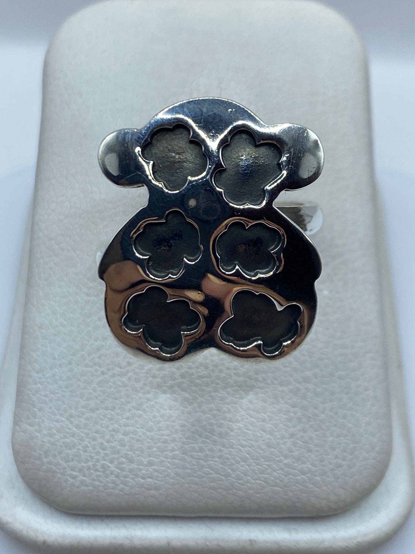 Anillo de plata calado ajustable con flores geométricas cortadas a mano