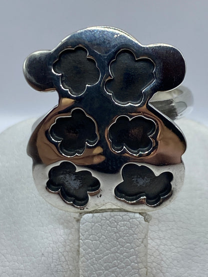 Anillo en la mano mostrando la adaptabilidad y el brillo de la plata .925