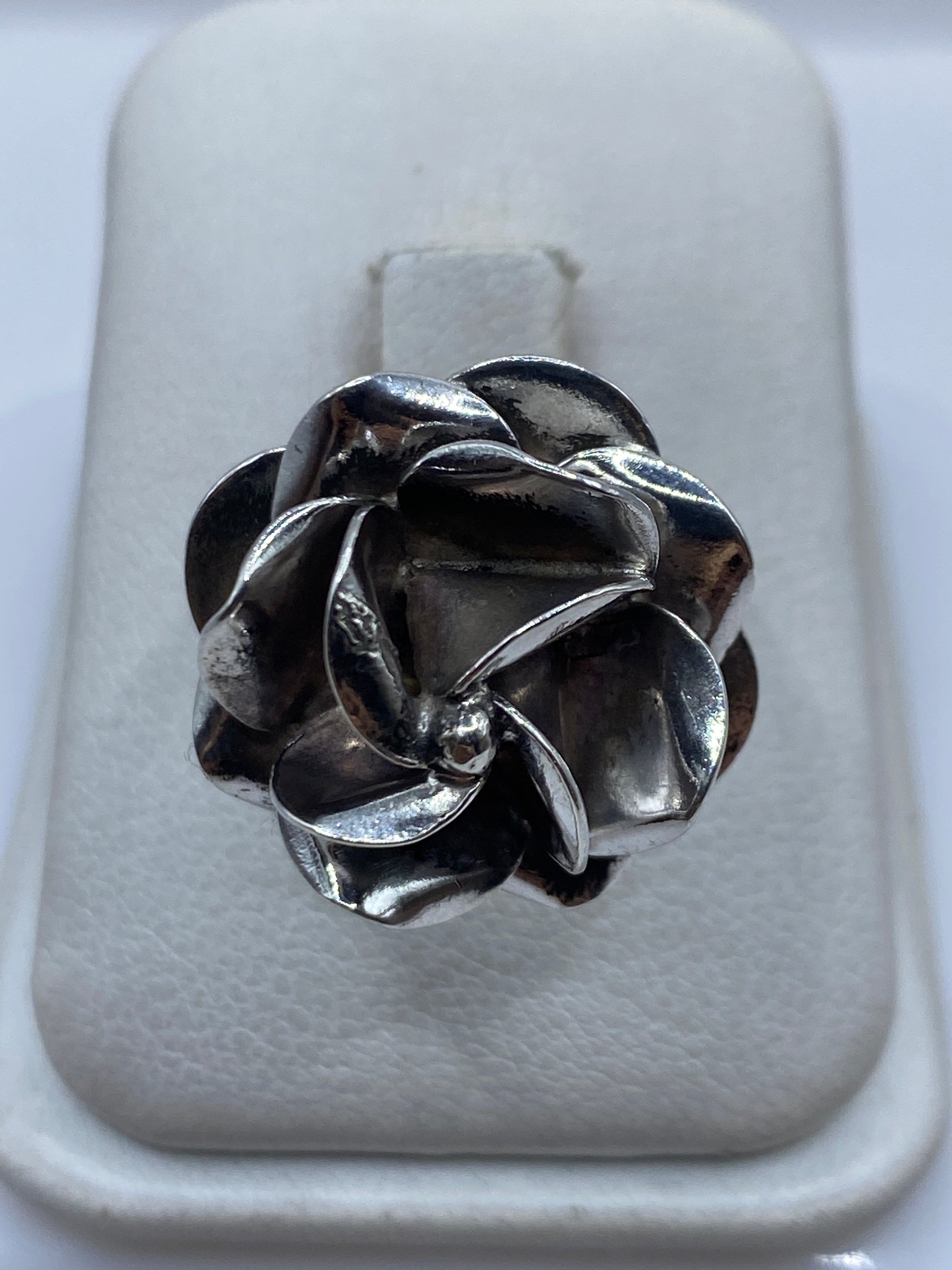Anillo floral rosa en plata .925 ajustable sobre mostrador blanco