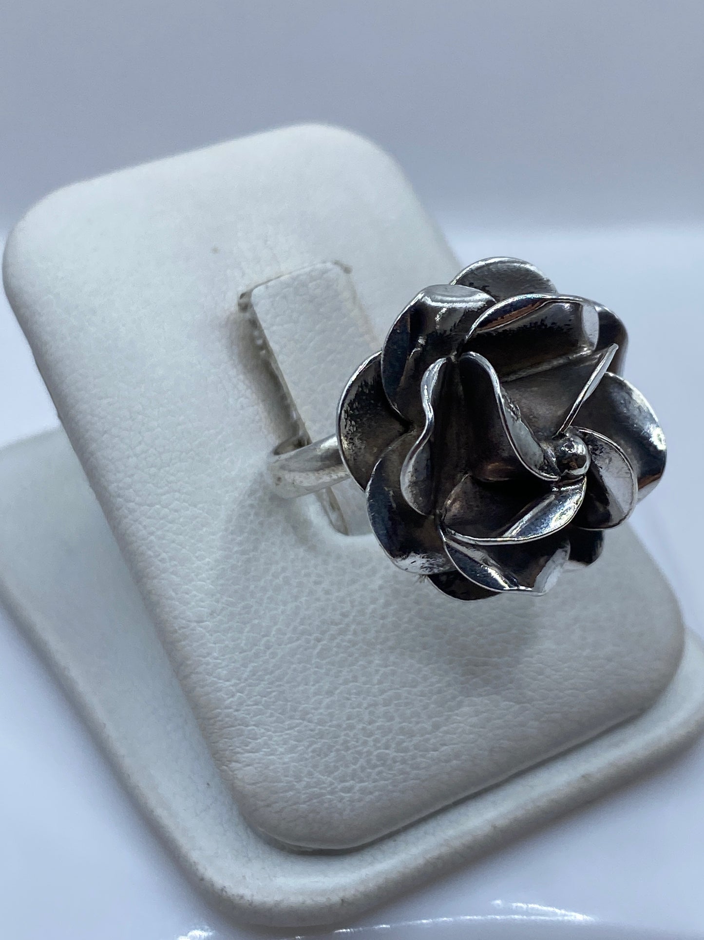 Vista frontal del anillo rosa mostrando los pétalos en volumen 3D