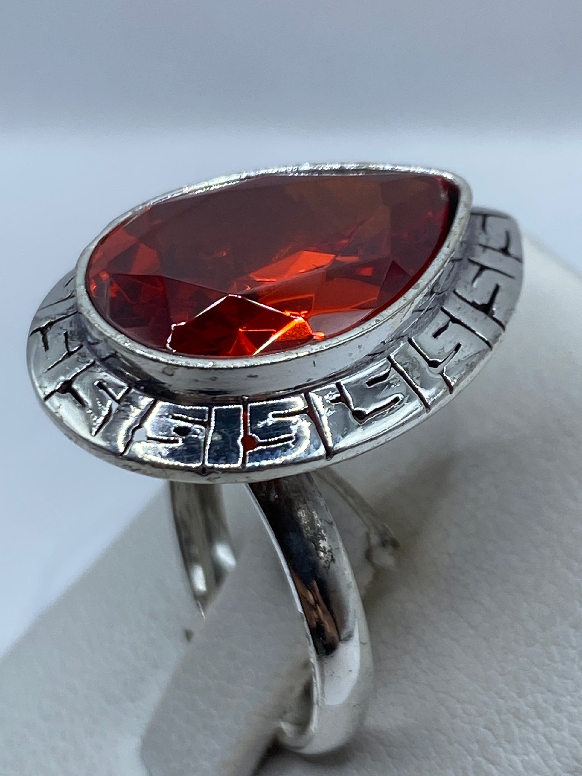 Detalle del engaste de la circonia roja en plata .925