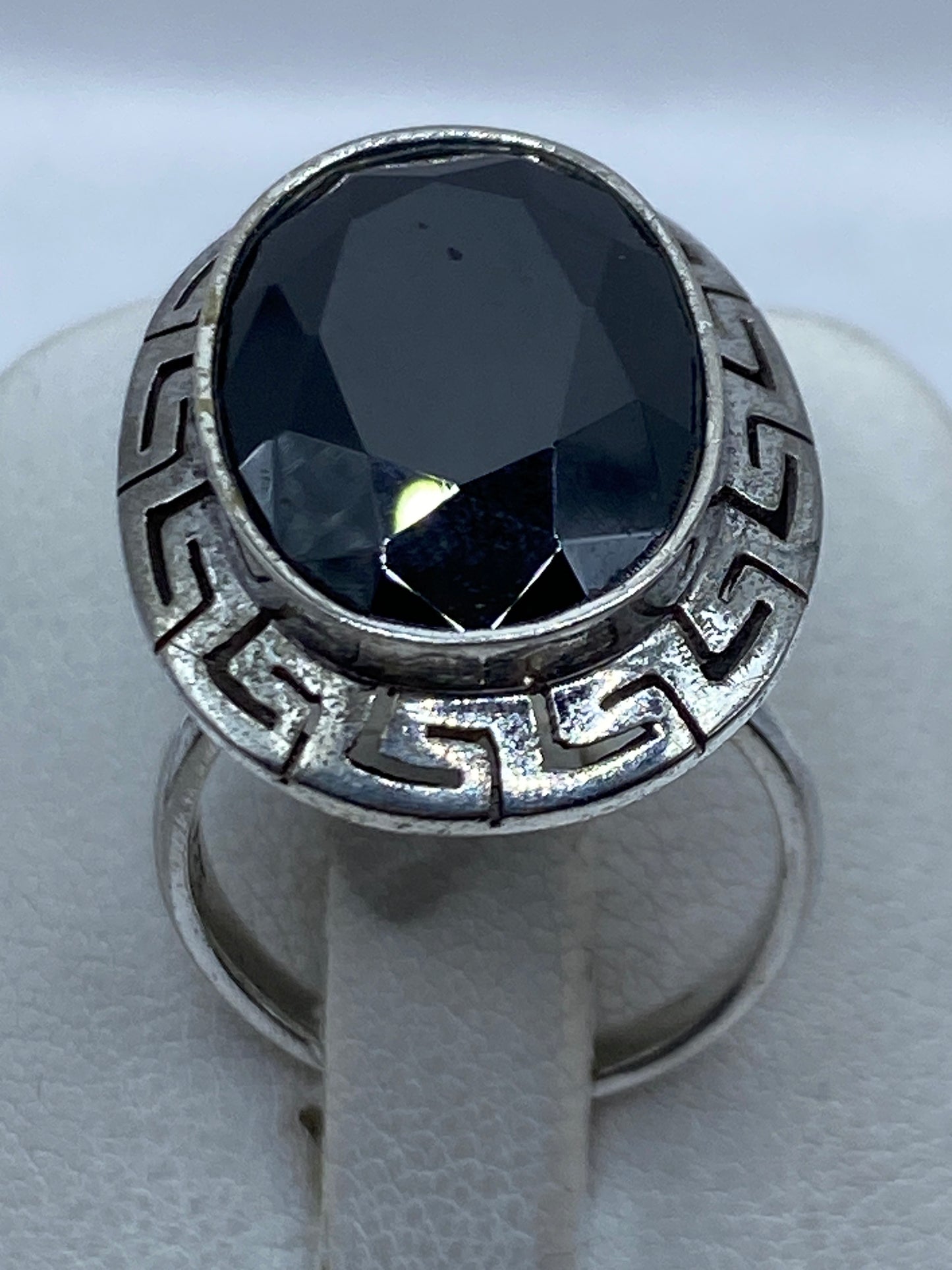 Anillo ajustable de plata con circonia negra y motivos geométricos prehispánicos, vista frontal