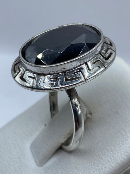 Detalle lateral del anillo mostrando el engaste a mano de la circonia negra facetada