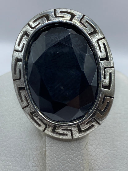 Anillo puesto en mano, vista superior con diseño prehispánico completo