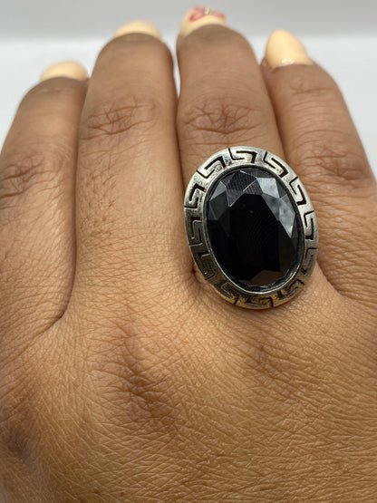 Anillo sobre báscula mostrando peso de 9 gramos y Quinto .925 en la banda