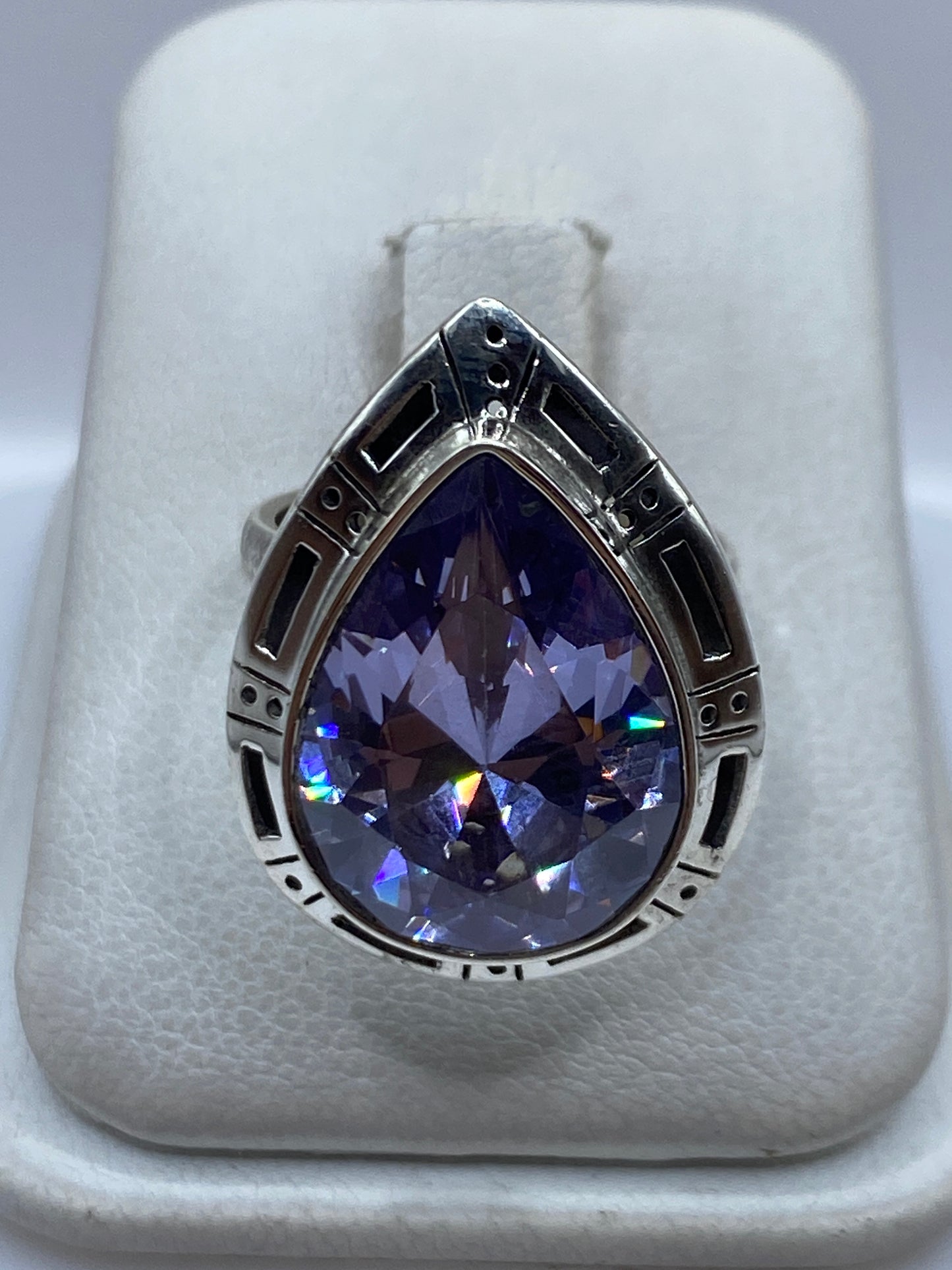 Anillo ajustable de plata .925 con circonia lavanda facetada en bisel geométrico art-déco