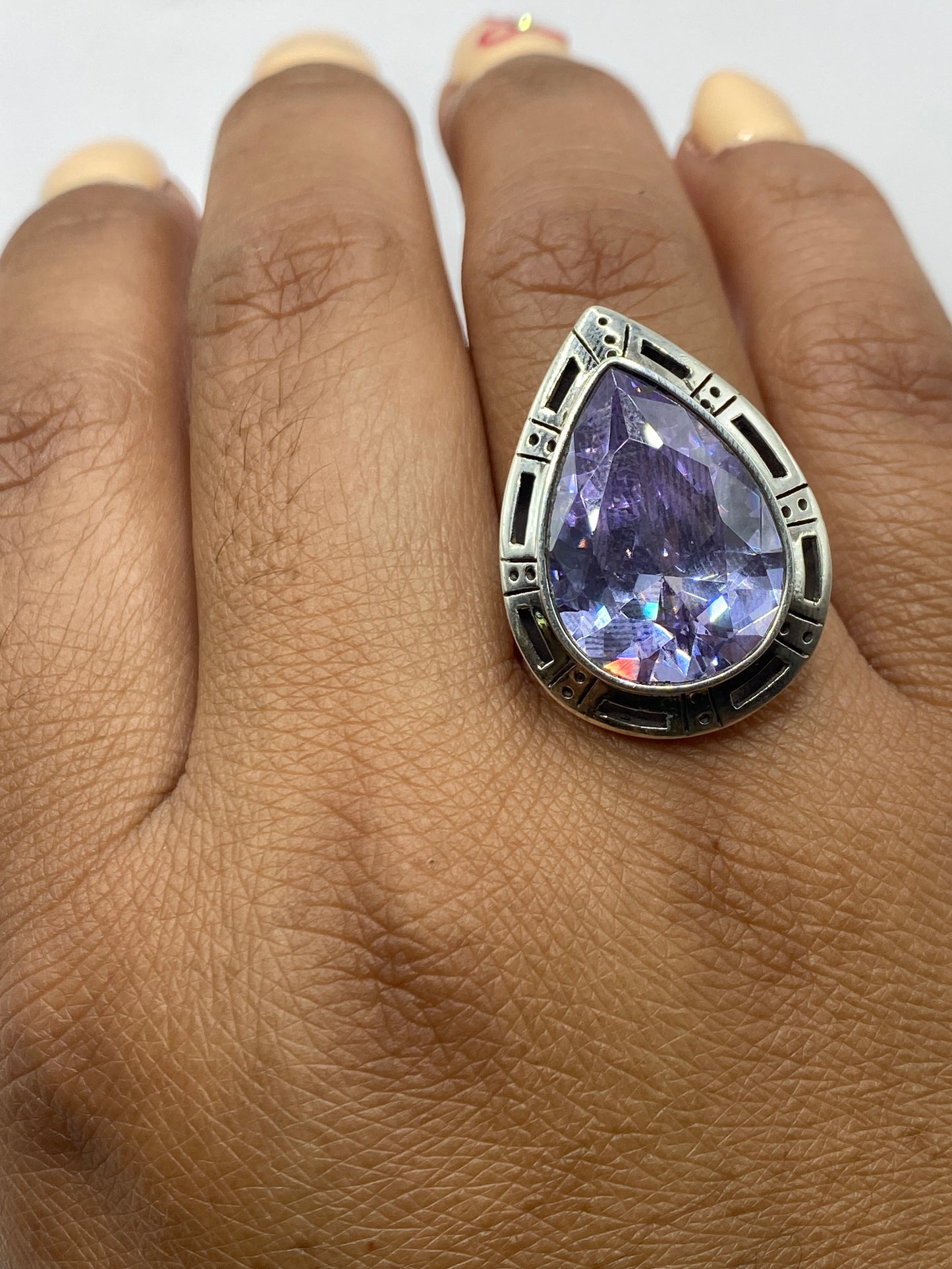 Anillo en dedo mostrando el tono lavanda de la piedra y su adaptabilidad