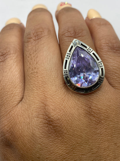 Anillo en dedo mostrando el tono lavanda de la piedra y su adaptabilidad
