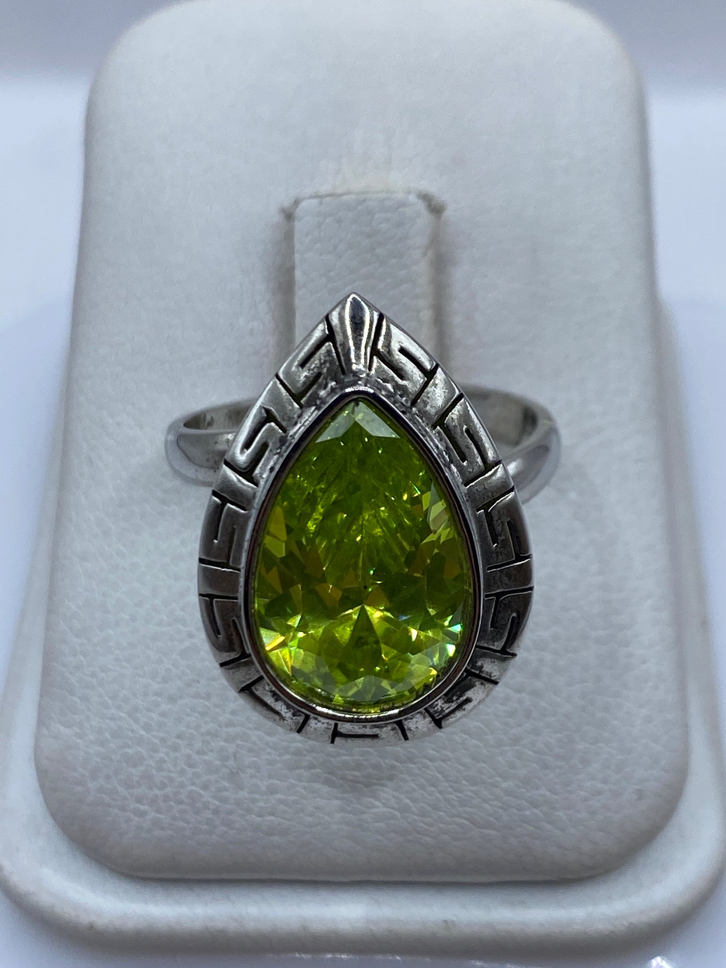 Anillo ajustable de plata .925 con circonia verde facetada en estuche de lujo