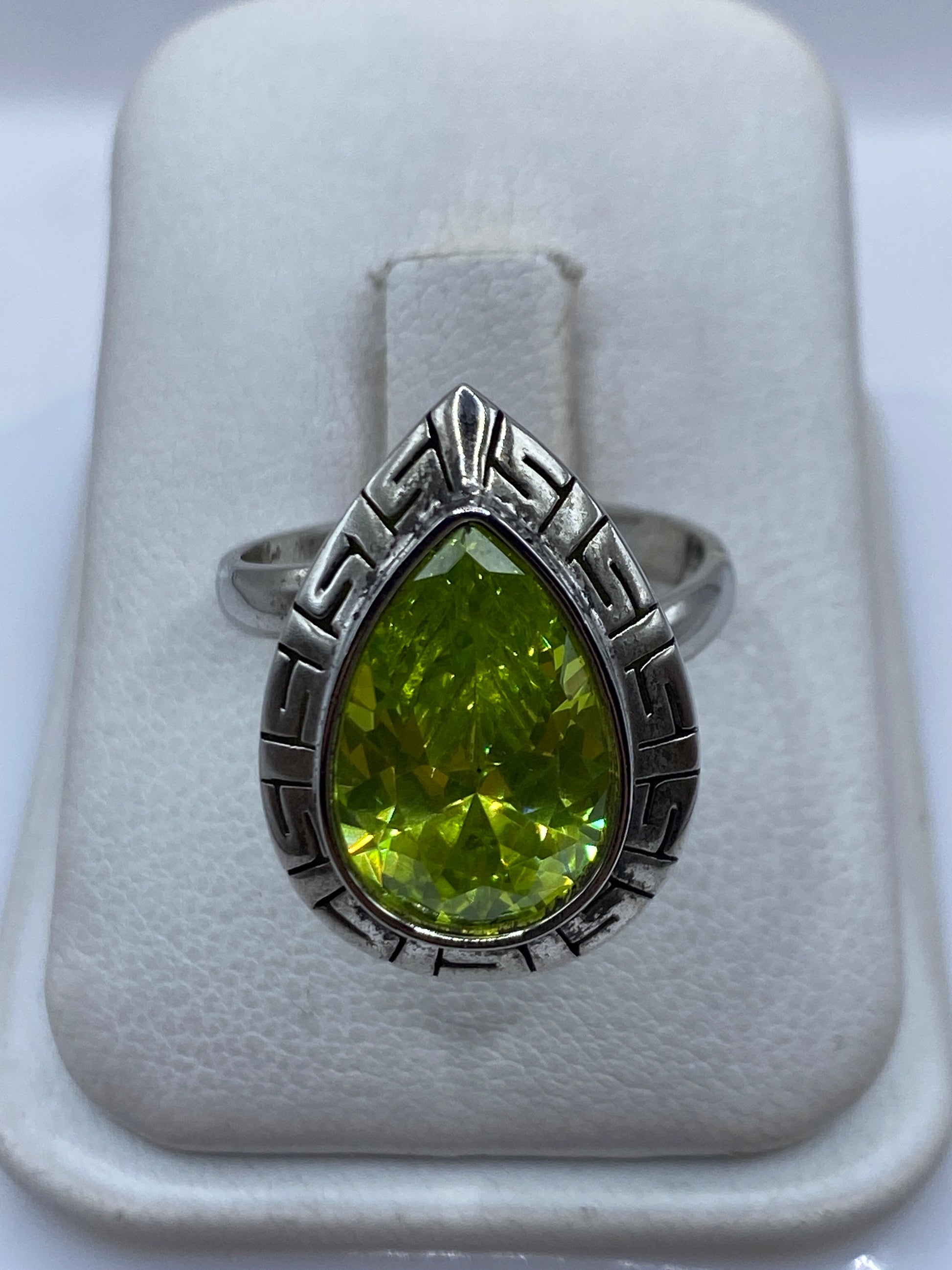 Anillo ajustable de plata .925 con circonia verde facetada en estuche de lujo