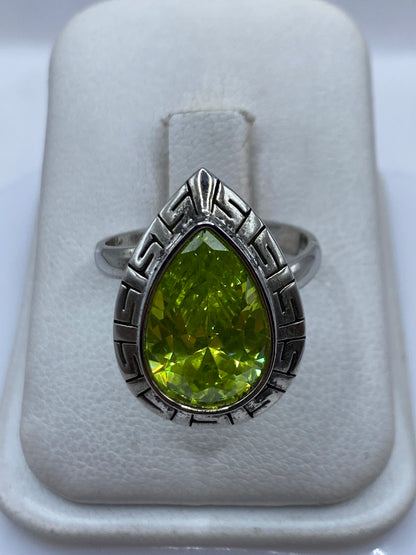 Anillo ajustable de plata .925 con circonia verde facetada en estuche de lujo