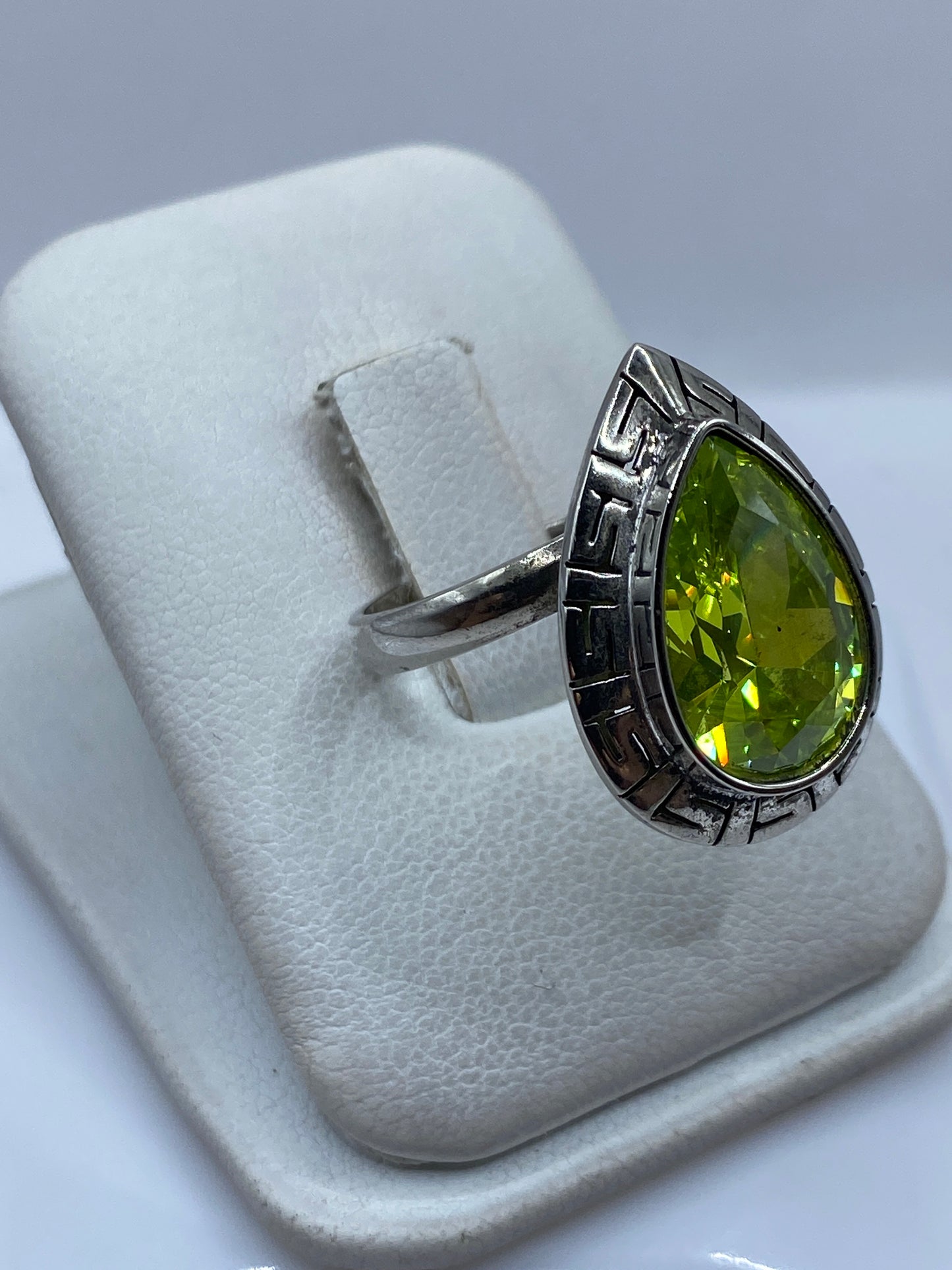 Vista frontal del anillo: circonia verde intenso engastada a mano en plata