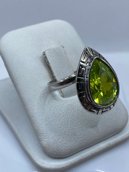 Vista frontal del anillo: circonia verde intenso engastada a mano en plata