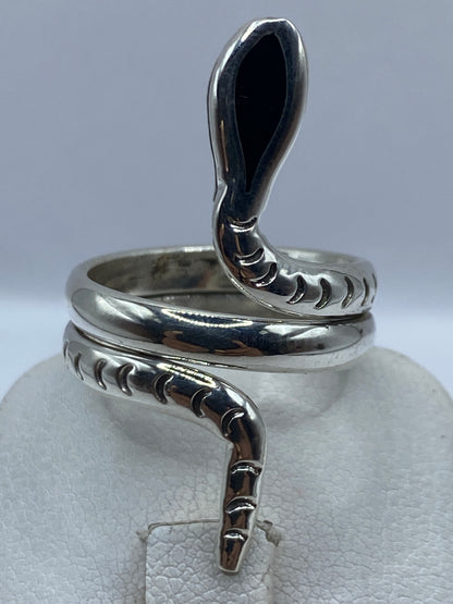 Anillo serpiente en mano mostrando el abrazo envolvente del diseño
