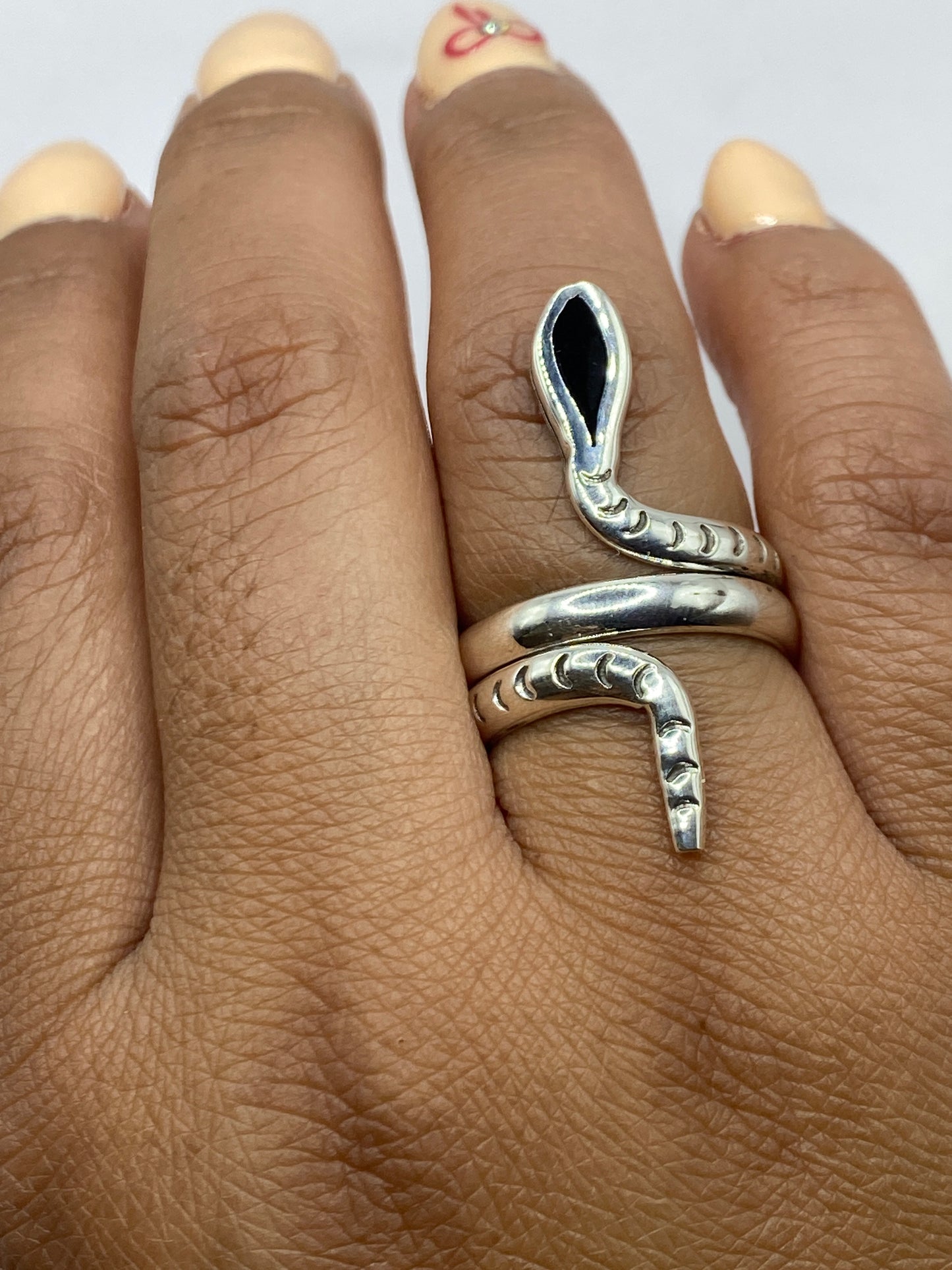 Anillo sobre fondo gris con Quinto .925 visible