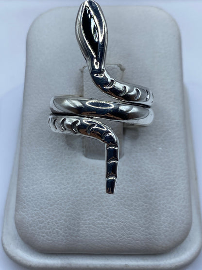 Anillo de plata escultural envolvente en forma de serpiente alrededor del dedo